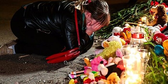 Москвичи начали нести цветы к мемориалу в Александровском саду в память о жертвах взрыва в Керчи