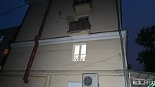 На Уктусе обломок балкона четырехэтажного дома упал на иномарку