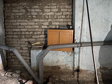 «Уже все провоняло, ничего не помогает»: у жителей дома на ГРЭС канализация топит подвал
