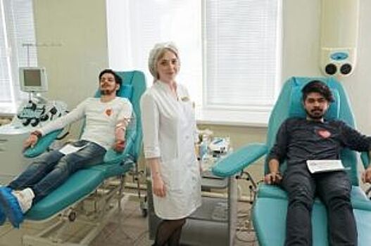 В Оренбурге в День донора кровь сдали студенты из Индии и Португалии