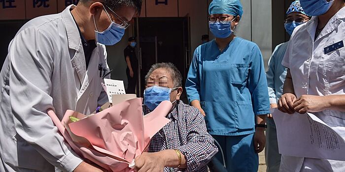 Первый в Пекине критический пациент с COVID-19, отключенный от аппарата ЭКМО, выписался из больницы