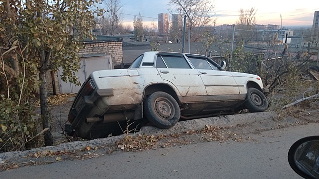 «Экстримальная парковка»:волгоградец не заметил обрыв на обочине при парковке