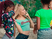 Netflix обвинили в сексуализации малолетних за фильм о тверкающих школьницах