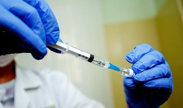 Прививка от гриппа может защитить от деменции, выяснили ученые