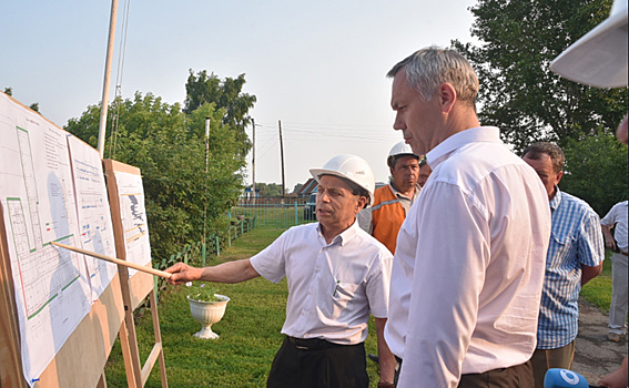 Андрей Травников проконтролировал ремонт школы в Жуланке