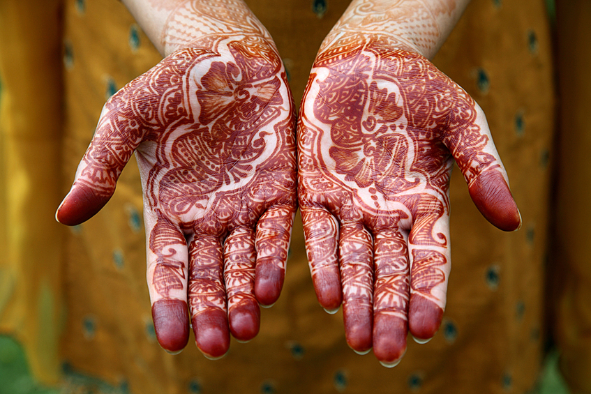 Мехенди – узоры хной на руках и ногах очень популярны в Индии. В отличие от татуировок они являются временным украшением тела и держатся около трех недель. Мехенди служат оберегом от несчастий. В рисунке используются только растительные орнаменты, они символически связывают женщину с природой. 