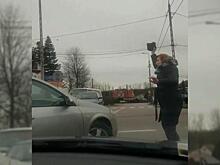 Женщина в гневе забросала камнями рвущиеся к белорусской границе машины