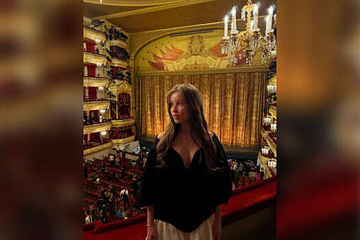 Дочь актрисы Пересильд Анна в платье с декольте пришла на балет в театр