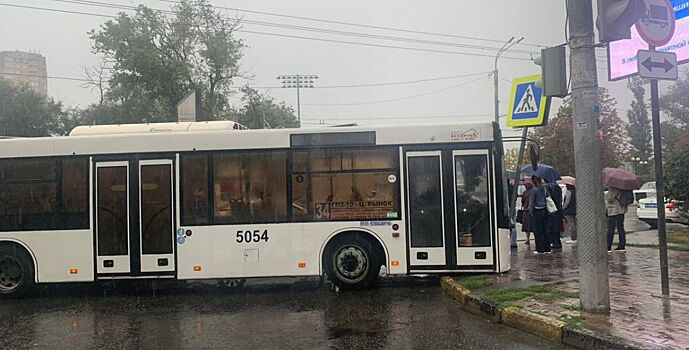 В Ростове автобус въехал в дорожный знак