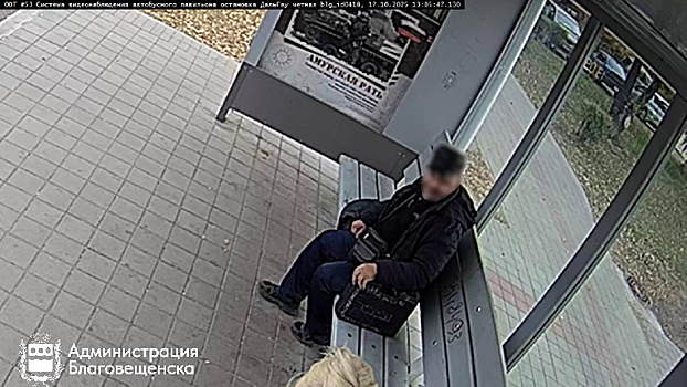 В Благовещенске вандал перестал разрисовывать остановки: теперь он клеит объявления