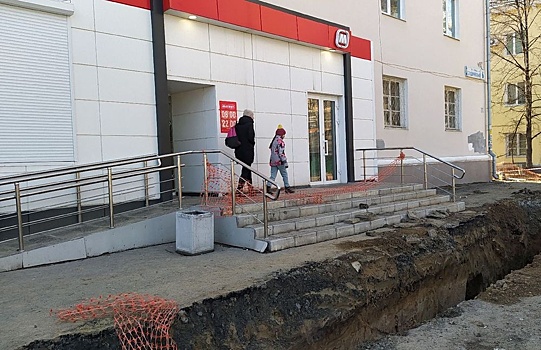 Жители Втузгородка пожаловались на опасную траншею у магазина