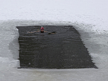 Моржи из Новосибирска окунулись на Блюдце и открыли купальный сезон