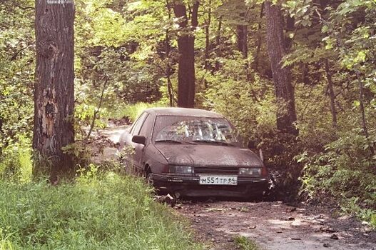 В Саратове машина заехала на территорию Кумысной поляны и застряла в лесу