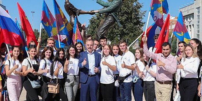 Скульптуру влюбленной пары установили у входа в Центральный парк в Люберцах