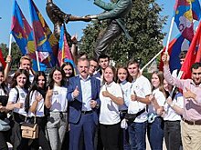 Скульптуру влюбленной пары установили у входа в Центральный парк в Люберцах