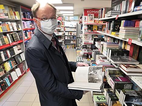 Первым покупателем после возобновления работы книжных магазинов в Москве стал Михаил Сеславинский