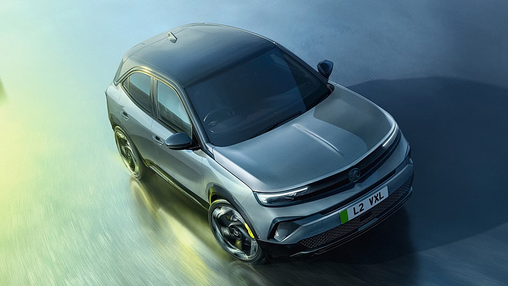 Opel представил заряженную версию электрокроссовера Mokka GSe. Первенец возрожденного спортивного подразделения Opel оснащен таким же 276-сильным электромотором, как и соплатформенные Abarth 600e и Alfa Romeo Junior Elettrica Veloce. Машина разгоняется до 100 км/ч за 5.9 секунд. А еще у нее в арсенале есть дифференциал Torsen. Для улучшения управляемости инженеры также усилили подвеску, установили 20-дюймовые диски и спортивные тормоза. Внешность выделяется неоновыми акцентами, а салон — ковшеобразными спортивными сиденьями.