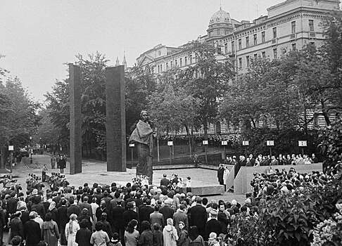 Советское фото с памятником Крупской вызвало споры среди москвичей