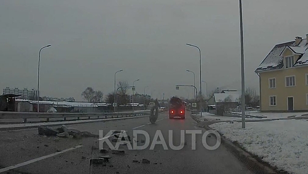 В Калининграде по дороге около минуты прыгала громадная бетонная конструкция. Видео