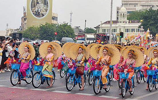 В Бангкоке фестиваль по случаю тайского Нового года открылся красочным парадом