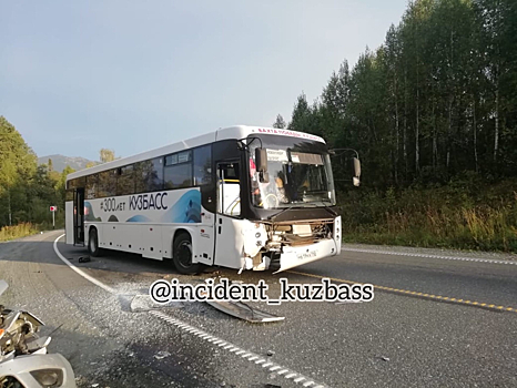 Рейсовый автобус попал в ДТП на кузбасской трассе