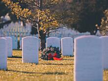 Житель США годами осквернял могилу экс-супруги мочой и фекалиями