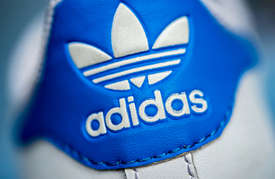 Adidas закрывает розничные магазины в России