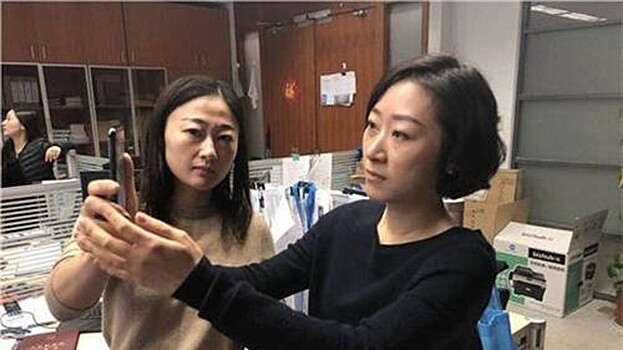 Китаянка разблокировала iPhone X лицом коллеги
