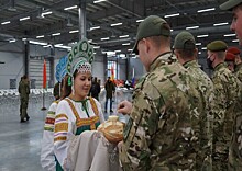Военные ЦВО с хлебом-солью встретили делегацию Республики Беларусь в Казани