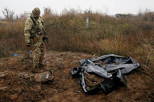 Российские солдаты показали найденный в пакете с останками бойца ВСУ под Курском предмет