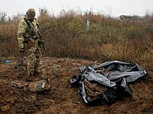 Российские солдаты показали найденный в пакете с останками бойца ВСУ под Курском предмет