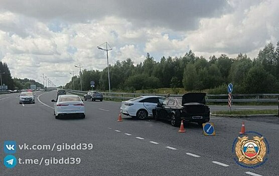 На подъезде к Храброво две легковушки не поделили поворот, есть пострадавший