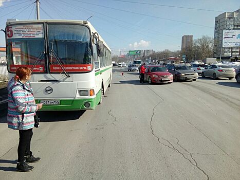 Автобус с пассажирами попал в аварию на улице Широкой