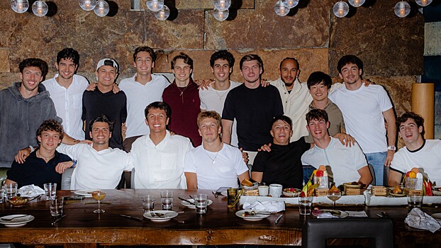 Гонщики "Формулы-1" собрались на совместный ужин