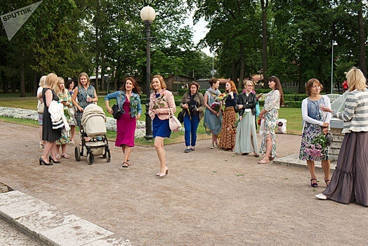 Частичка женственности в мире унисекса: в Таллинне прошел необычный флешмоб
