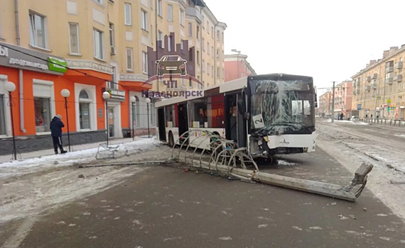 На правобережье автобус снес столб