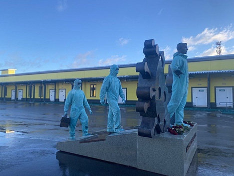Памятник «Три врача» открыли в Нижнем Новгороде