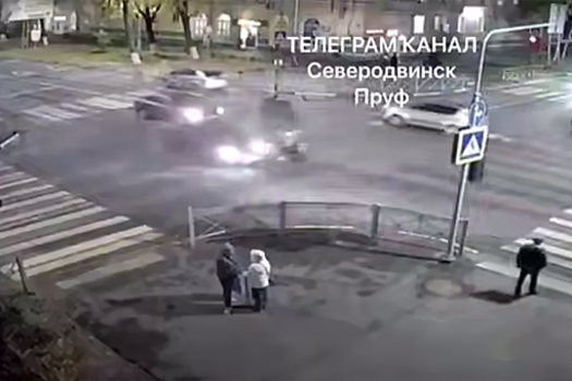 В Северодвинске курьер на скутере перелетел через авто в жестком ДТП