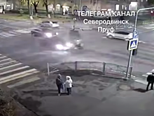 В Северодвинске курьер на скутере перелетел через авто в жестком ДТП