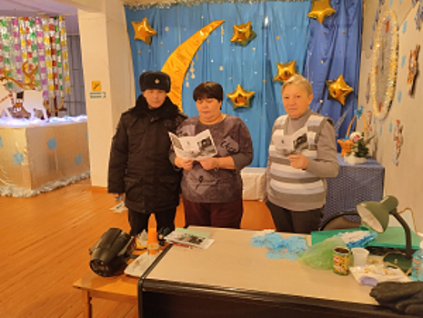 В Хабаровском крае участковый уполномоченный полиции рассказал местным жителям как не попасться на уловки мошенников