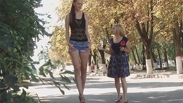 Сексуальная девушка с самыми длинными ногами в мире дефилирует по улицам Кубани: видео