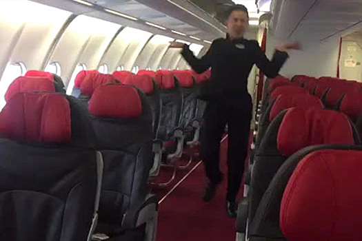 Стюард AirAsia скопировал известный клип Бритни Спирс