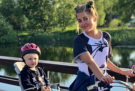 Звезда «Молодежки» Анна Михайловская показала велопрогулку с сыном
