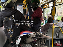 Два экстремала везли мотоциклы в новокузнецком автобусе