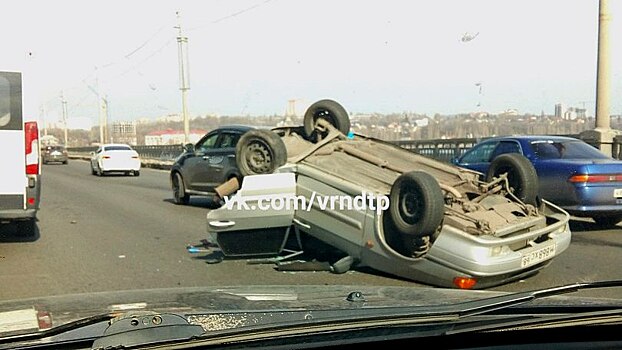 ДТП с перевернувшейся машиной на Северном мосту в Воронеже спровоцировало пробку