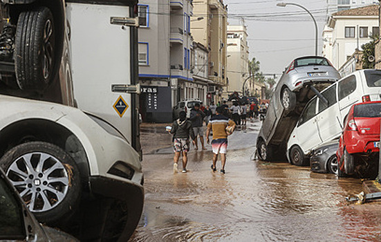 На Испанию обрушились мощные залповые ливни, люди потеряли жилье и авто
