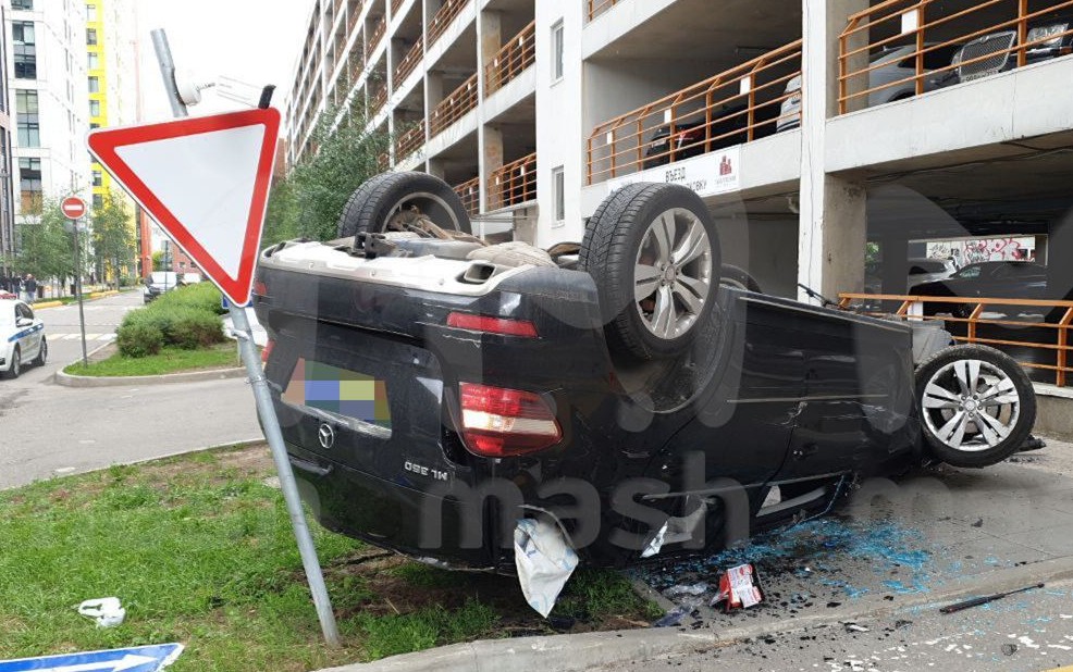 Mercedes упал с третьего этажа парковки в Москве