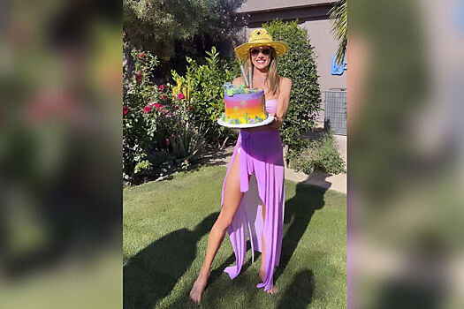 «Ангел» Victoria's Secret отметила 43-летие в купальнике на Coachella