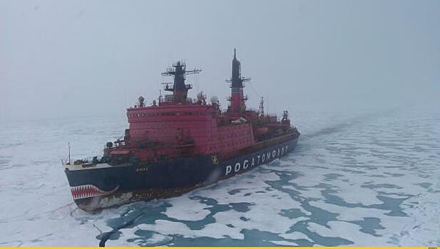 Газовоз «Борис Соколов» застрял во льдах Карского моря