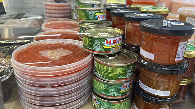 В России снизились цены на красную рыбу и икру из-за рекордного улова лосося
